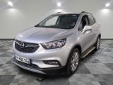 un SUV Buick argenté garé sur un sol à damier dans un garage