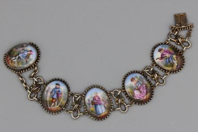 une photo d'un bracelet sur lequel figurent des photos de personnes