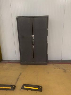 une porte métallique au milieu d'une pièce