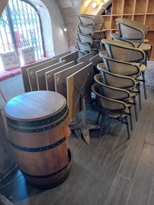 (lot 77) - Matériel d'une cave à vins à Mauguio : 10 tables …