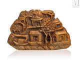 une image représentant une sculpture en bois d'un village perché sur un rocher