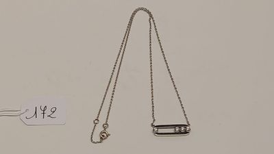 une image représentant un collier en argent muni d'une chaîne