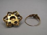 deux bagues en or et une bague en or ornée d'un motif floral