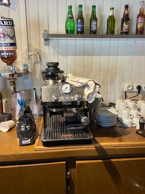 une machine à café posée sur un comptoir dans une cuisine