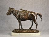 statue en bronze représentant un homme à cheval, posée sur un socle en marbre