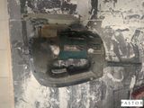 une photo d'une perceuse accrochée au mur d'une pièce