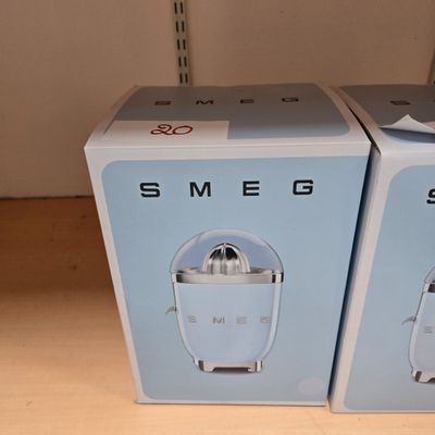 deux boîtes contenant chacune un extracteur de jus