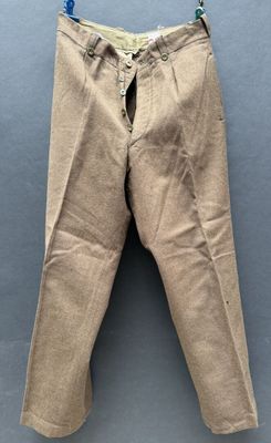un gros plan sur un pantalon suspendu à une corde à linge
