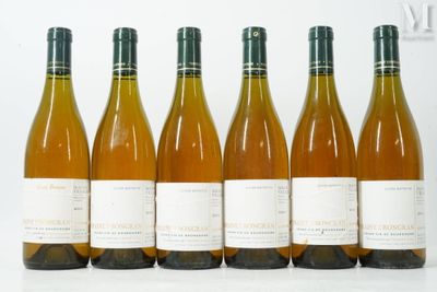 six bouteilles de vin sont alignées sur une table