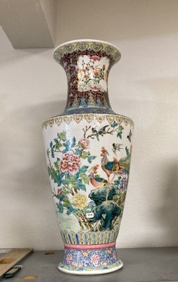 un vase posé sur une étagère dans une pièce