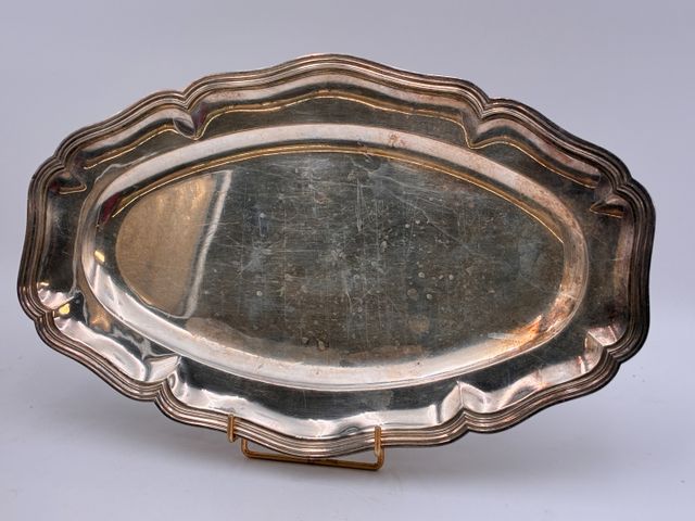 Argent Minerve : plat ovale chantourné, PB : 875.2gr, en règle