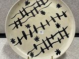 une assiette en noir et blanc décorée d'oiseaux et de fleurs