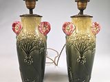 deux vases décorés de fleurs