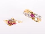 une paire de boucles d'oreilles en rubis et diamants et une bague en or
