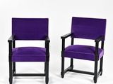 une paire de chaises violettes sur fond blanc