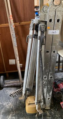 une image d'un homme travaillant sur une machine dans un garage