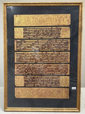une photo encadrée représentant un bout de papier sur lequel figurent des inscriptions