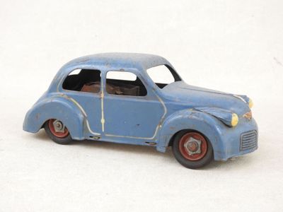 une petite voiture miniature posée sur une surface blanche