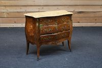 Commode bombée et galbée en façade et sur les côtés en bois …
