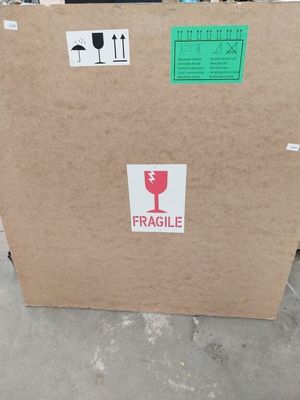 une boîte en carton sur laquelle est apposée une étiquette « Fragile »