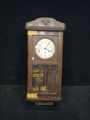 une horloge en bois posée sur une surface noire