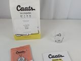 deux sachets de friandises pour chat et un sachet de friandises pour chat posés sur une table