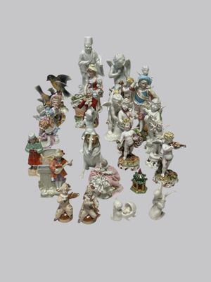 de nombreuses figurines disposées en cercle