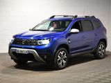 La Dacia bleue est garée dans une pièce au sol carrelé en damier