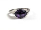 une image représentant une bague sertie d'une pierre violette
