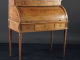 un vieux bureau en bois avec des tiroirs et des tiroirs dessus
