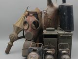 un tas d'objets anciens empilés les uns sur les autres