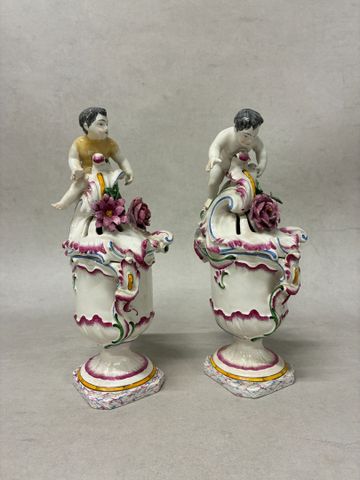 Paire de buires en faïence de l’Est à décor d’amours et de fleurs