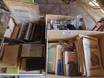 de nombreux cartons remplis de livres posés par terre