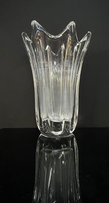 DAUM Vase corolle en cristal. Signé.