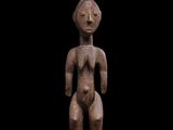 une image représentant une statue en bois d'une femme debout sur une surface noire