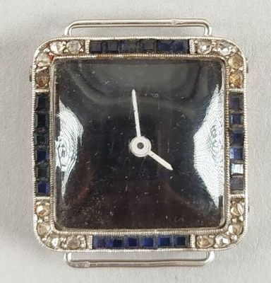une image d'une horloge en gros plan sur une surface blanche
