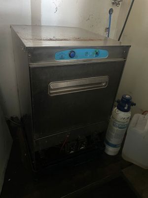 une photo d'une cuisine équipée d'un lave-vaisselle et d'un distributeur d'eau