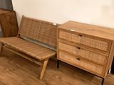 un banc en bois et une commode dans une pièce