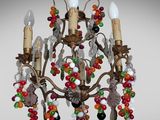 un gros plan d'un lustre sur lequel plusieurs lumières sont allumées