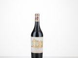 la bouteille de vin est posée sur la table sur fond blanc