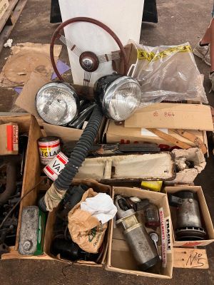 une boîte contenant divers objets, posée par terre