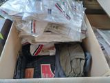 une boîte remplie de vêtements et d'autres objets qui s'y trouvent