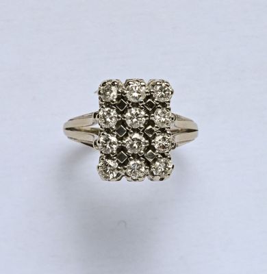 Bague en or gris 18K (750/oo), le plateau rectangulaire sert…