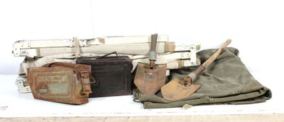 une pile de bagages posée sur une table