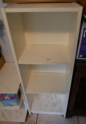 une étagère blanche surmontée d'un miroir