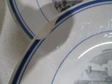 deux assiettes ornées de motifs bleus et blancs