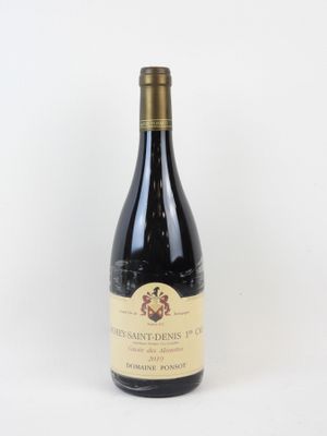 la bouteille de vin est posée sur une surface blanche