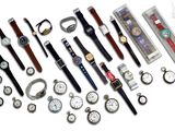 Cette photo présente de nombreux modèles de montres différents.