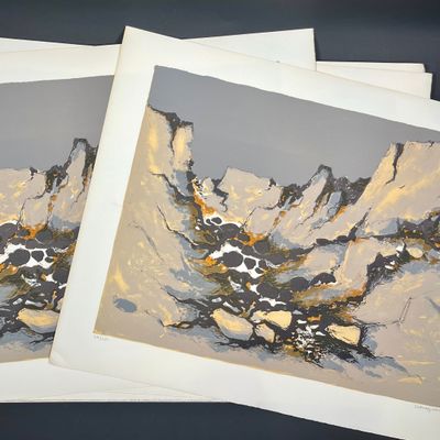 trois reproductions d'un tableau représentant une montagne, réalisé à la peinture dorée et noire