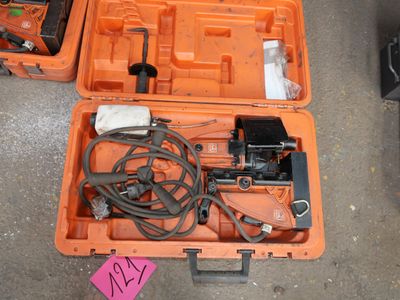 une boîte à outils contenant des outils, posée sur le sol